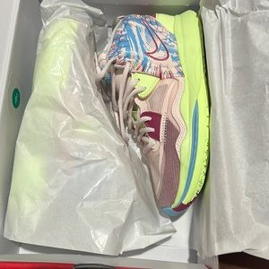 Kyrie Infinity!! Size 6.5 in men and 8 in women!!